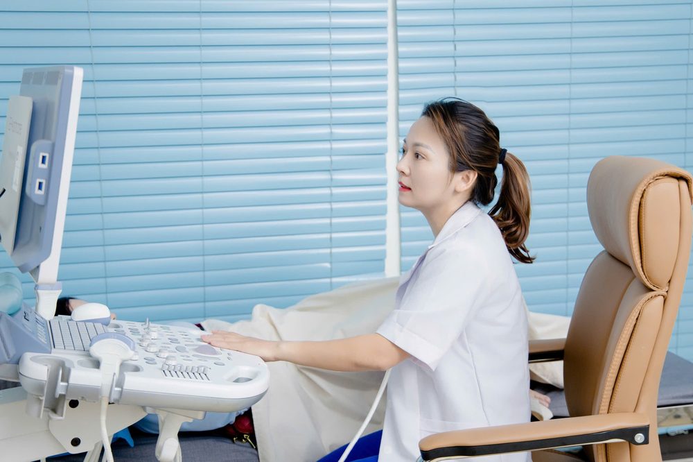 Bác sĩ CKI Nguyễn Thị Hợp siêu âm cho khách tại phòng khám chuyên khoa phụ sản Tâm Phúc